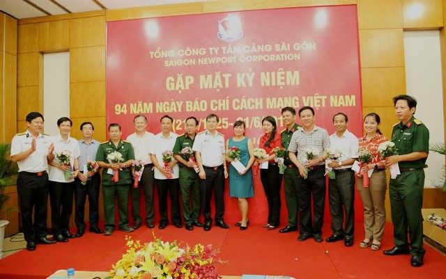 Lãnh đạo Tổng công ty TCSG chụp ảnh kỉ niệm cùng các cơ quan thông tấn, báo chí