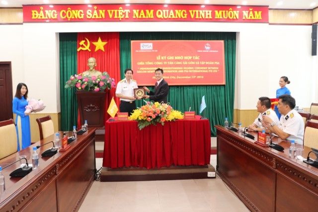 Lãnh đạo Tập đoàn PSA tặng quà lưu niệm