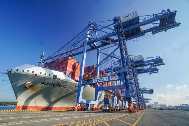 Hình 1: 15.800 TEU - Kỷ lục mới về sản lượng xếp dỡ trên tàu mẹ tại Việt Nam được cảng TCIT thiết lập trên tàu MONACO BRIDGE 