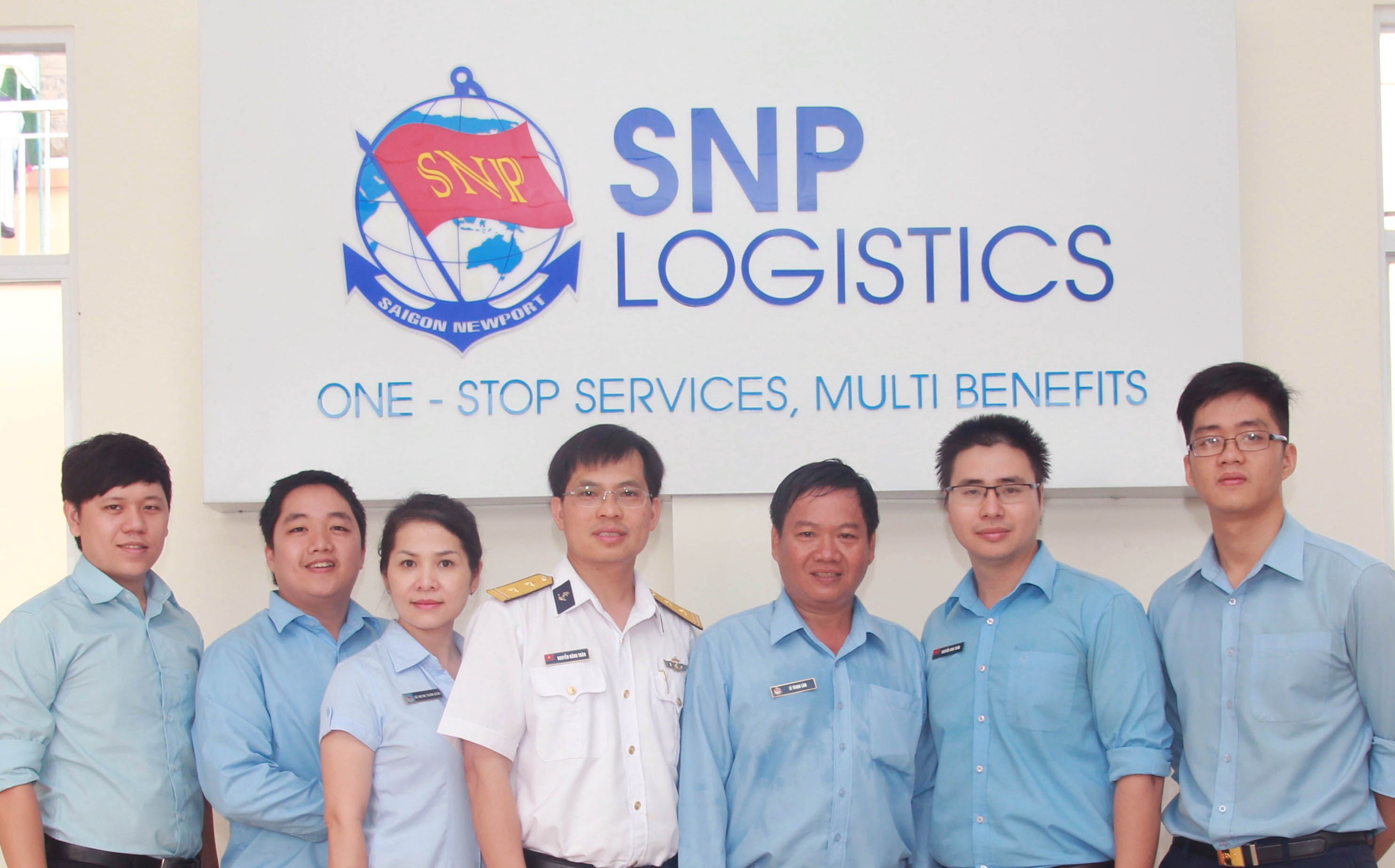 Giám đốc Trung tâm Logistics Tân Cảng và đội ngũ nhân viên